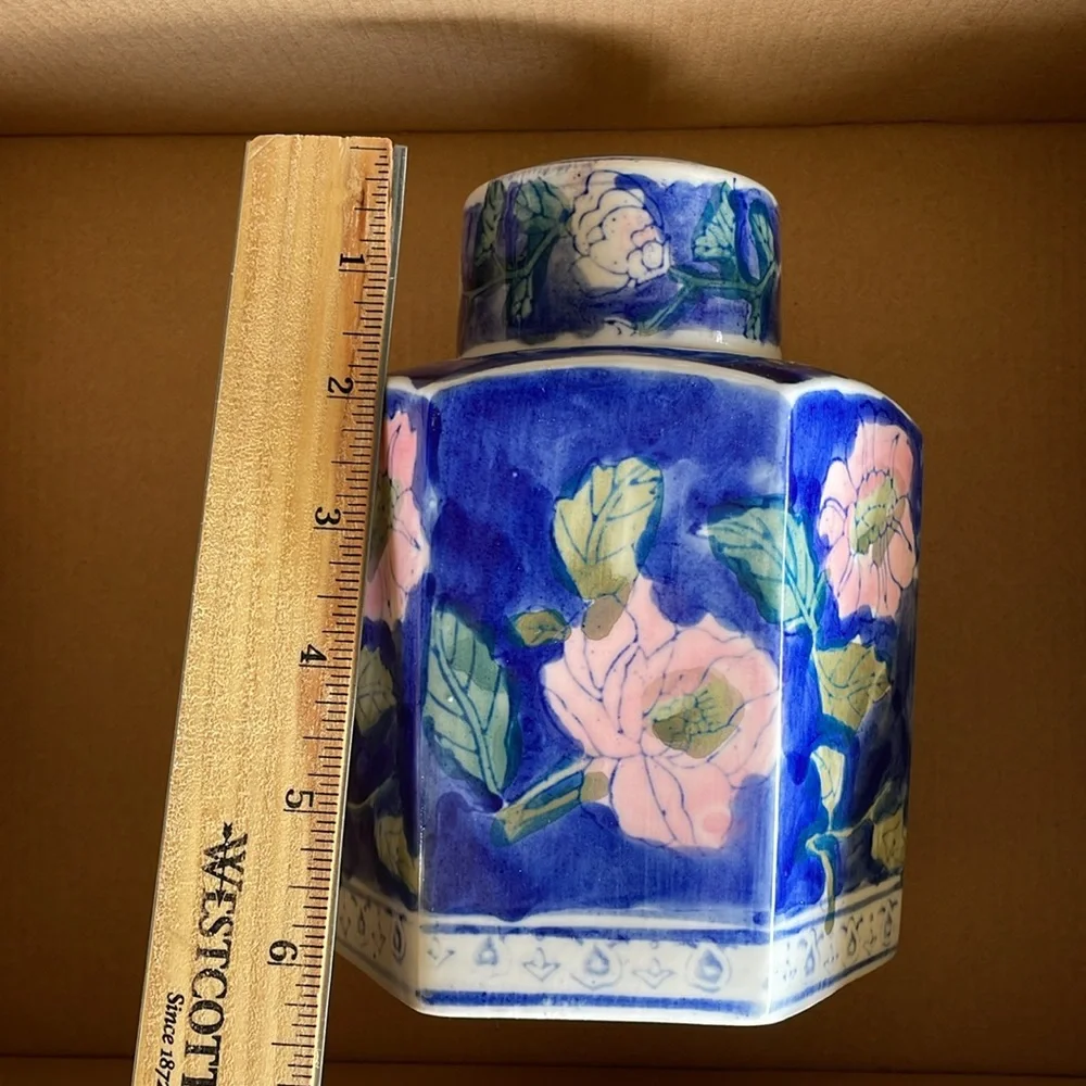 Blue & White Porcelain Chinese Hexagon Shape Ginger Jar; Floral Print - Picture 10 of 10